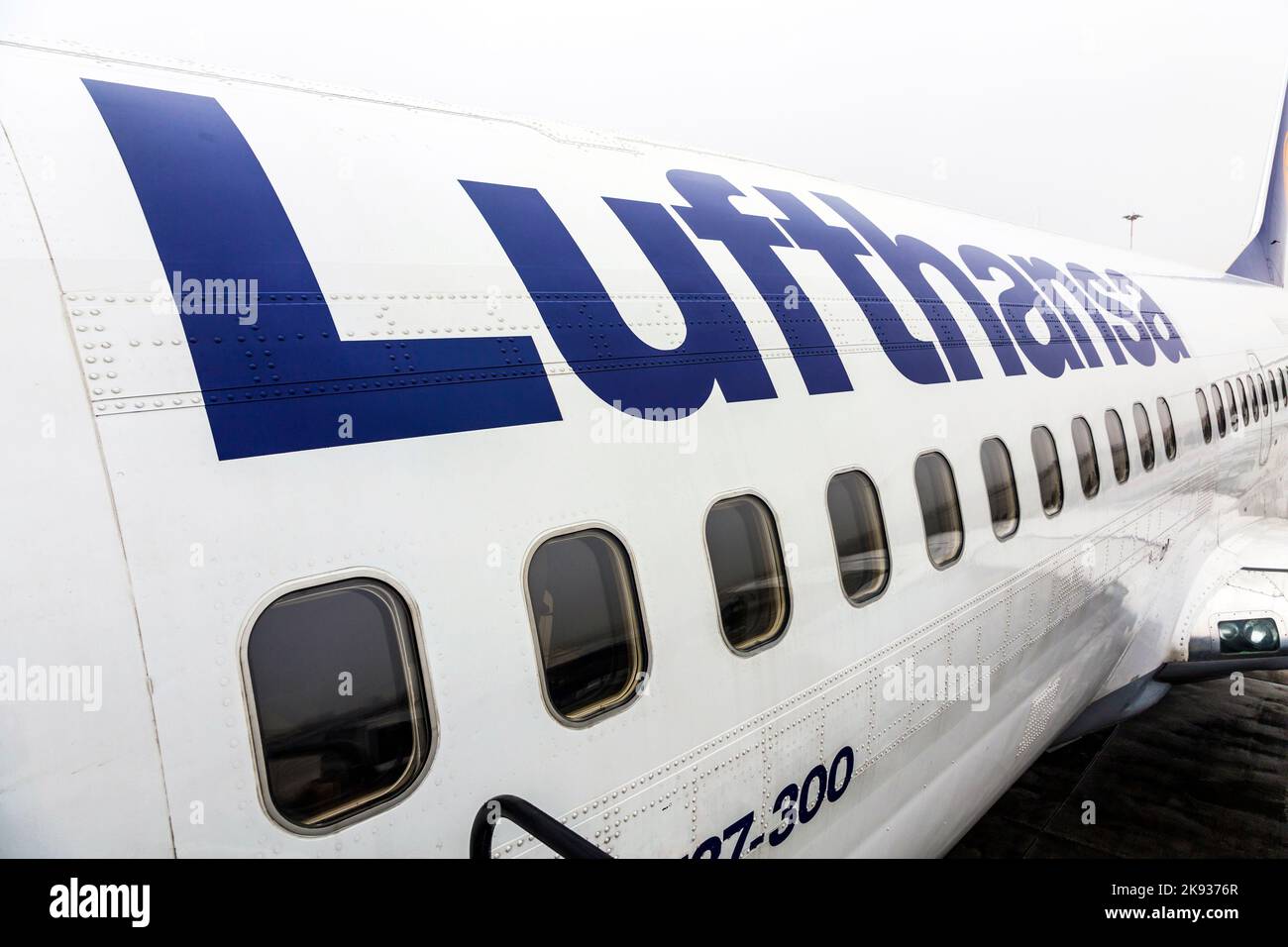 FRANCFORT, ALLEMAGNE - DEC 6, 2014: Lufthansa Boeing 737 prêt pour l'embarquement à Francfort, Allemagne. Francfort est l'aéroport le plus occupé en Allemagne et un o Banque D'Images