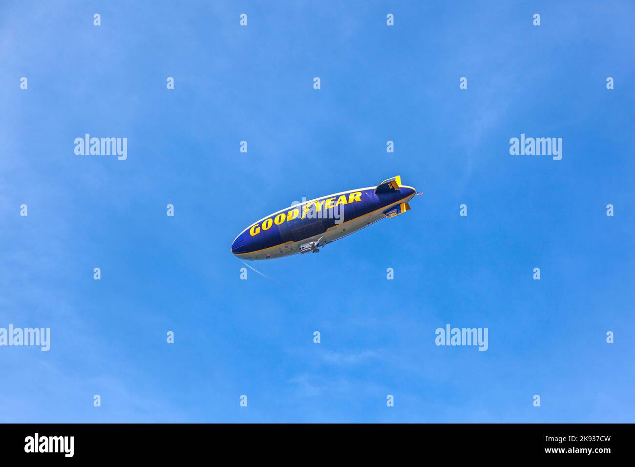 FORT LAUDERDALE, États-Unis - 1 AOÛT 2010 : la bonne année Zeppelin, Spirit of Goodyear (avec une bande jaune distinctive), survole fort Lauderdale, États-Unis Banque D'Images