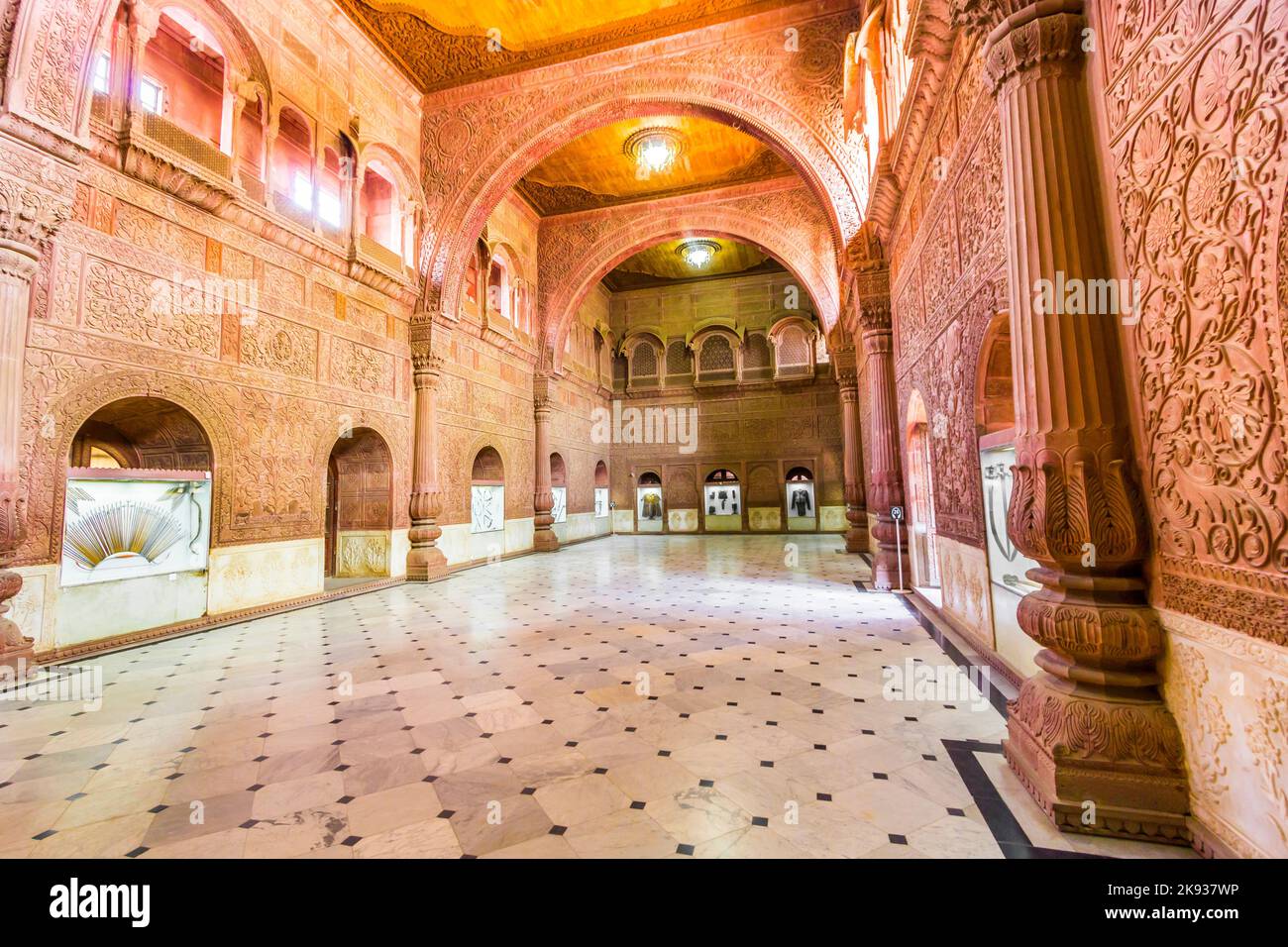 BIKANER, INDE - OCT 24, 2012: À l'intérieur du fort Junagarh à Bikaner, Inde. Le complexe du fort a été construit sous la supervision de Karan Chand, le premier Banque D'Images