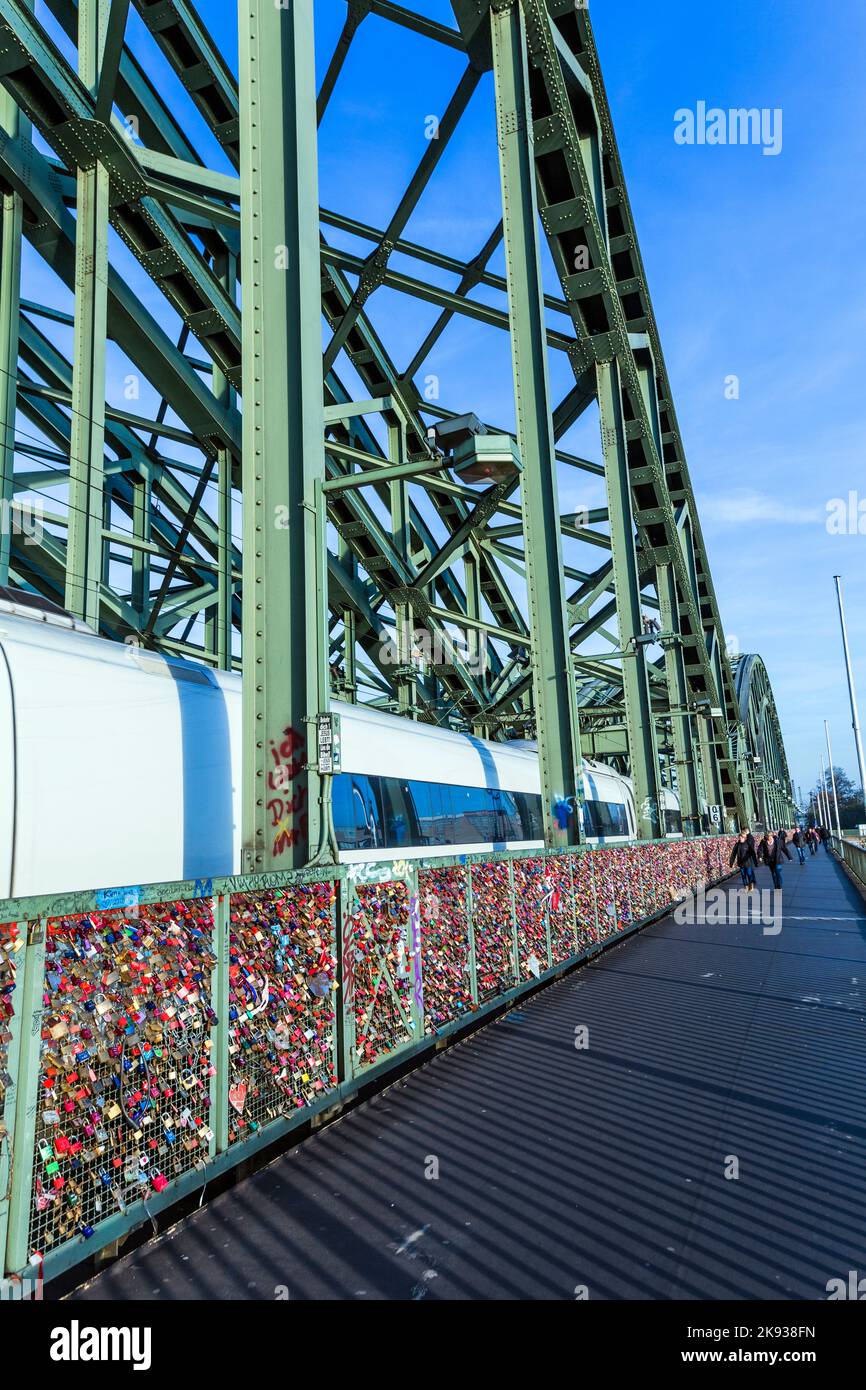 COLOGNE, ALLEMAGNE - DEC 3, 2013: Des casiers au pont Hohenzollern symbolisent l'amour pour toujours à Cologne, Allemagne. 40000 casiers de couples amoureux sont sur Banque D'Images