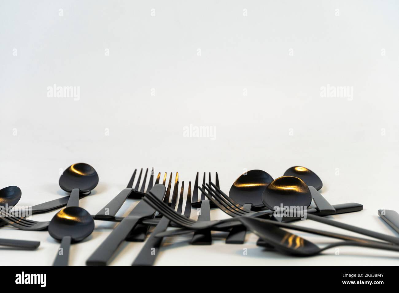 Vaisselle en métal noir ustensiles de coutellerie, fourchettes couteaux, cuillères sur fond gris mexcio Banque D'Images