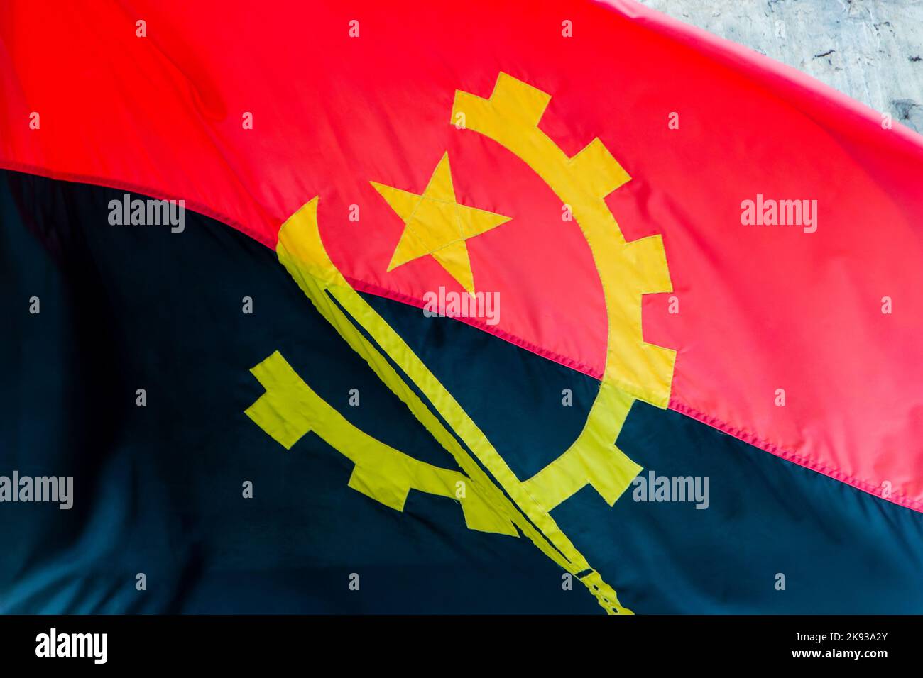 Drapeau de l'Angola en plein air à Rio de Janeiro, Brésil. Banque D'Images