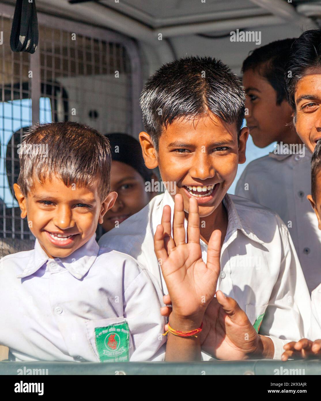 JAIPUR, INDE - 12 NOVEMBRE 2010 : des élèves non identifiés se trouvent dans un bus public pour aller à l'école de Jaipur, Inde. Les écoles ne fournissent pas de transport en bus partagé Banque D'Images