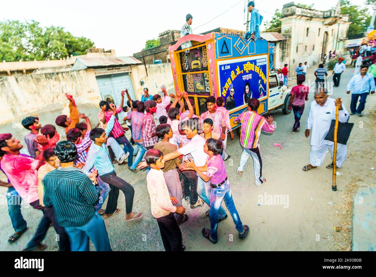 MANDAWA, INDE - OCT 24, 2012: Les gens jettent des couleurs, la plupart du temps rouge, les uns aux autres pendant la célébration Holi à Mandawa, Inde. Holi est le plus célèbre Banque D'Images