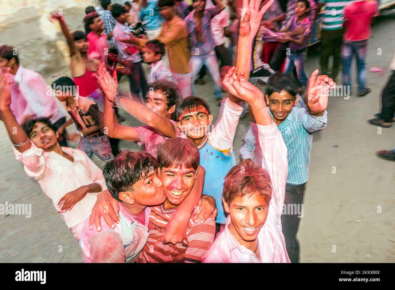 MANDAWA, INDE - OCT 24, 2012: Les gens jettent des couleurs, la plupart du temps rouge, les uns aux autres pendant la célébration Holi à Mandawa, Inde. Holi est le plus célèbre Banque D'Images