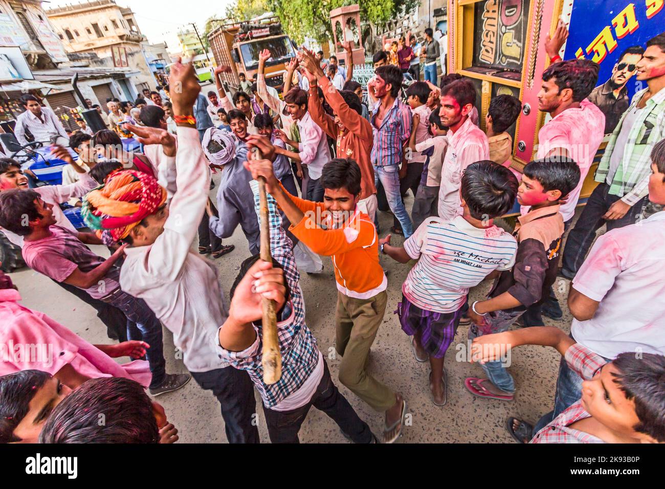 MANDAWA, INDE - OCT 24, 2012: Les gens jettent des couleurs, la plupart du temps rouge, les uns aux autres pendant la célébration Holi à Mandawa, Inde. Holi est le plus célèbre Banque D'Images