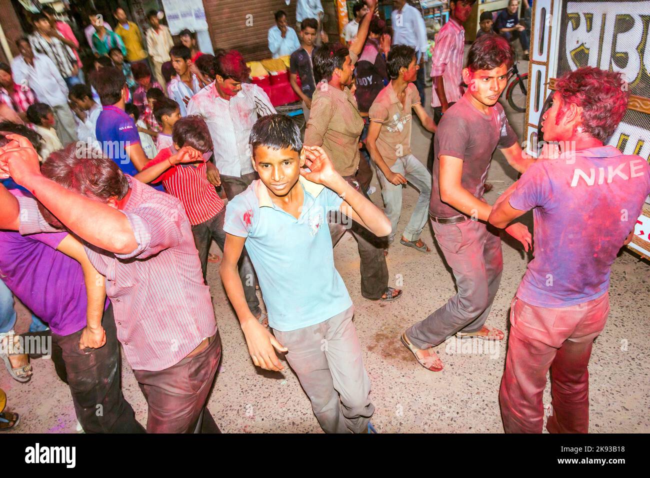 MANDAWA, INDE - OCT 24, 2012: Les gens jettent des couleurs, la plupart du temps rouge, les uns aux autres pendant la célébration Holi à Mandawa, Inde. Holi est le plus célèbre Banque D'Images