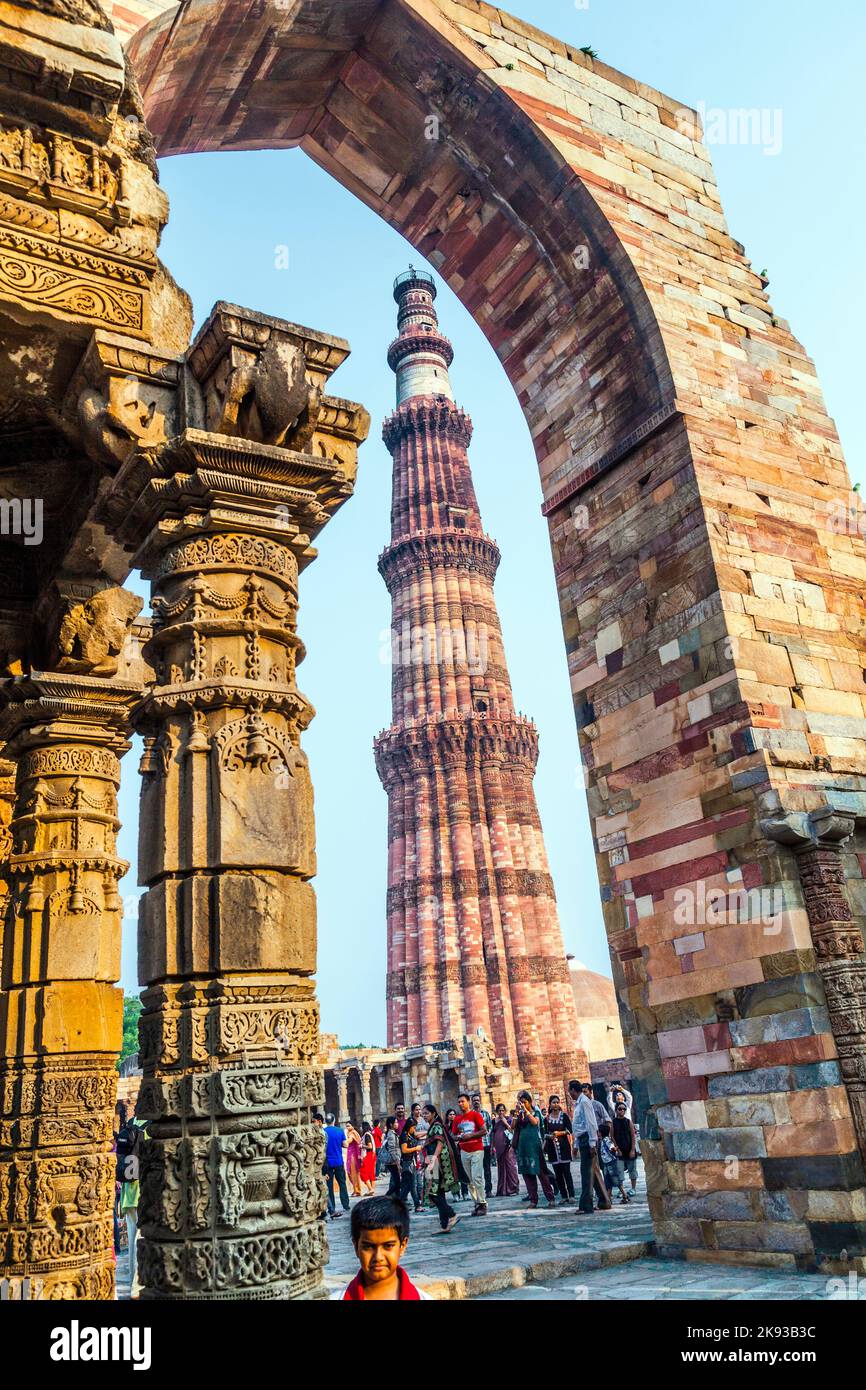 DELHI, INDE - 27 MARS 2012 : des touristes non identifiés se promeussaient autour du complexe de Qutub Minar à Delhi, en Inde. Qutub Minar est le plus haut minar en Inde, origi Banque D'Images