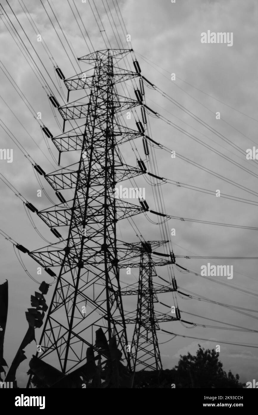 Photo noir et blanc, photo monochrome d'une tour d'alimentation électrique qui divise les terres agricoles à Cicalengka - Indonésie Banque D'Images