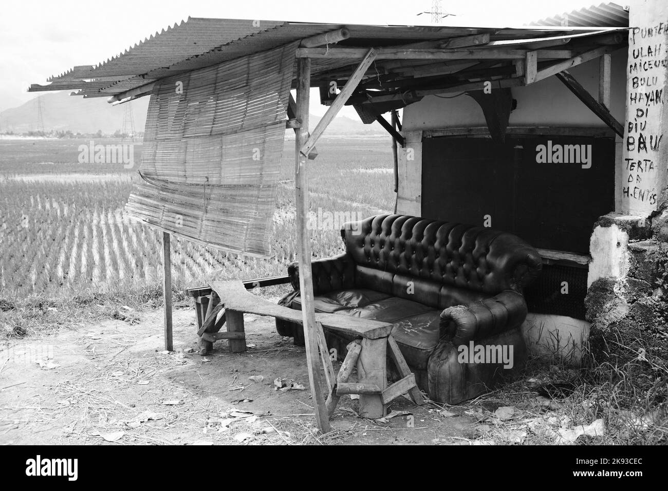 Photo noir et blanc, photo monochrome d'un canapé cassé sur le côté de la route dans la région de Cikancung - Indonésie Banque D'Images