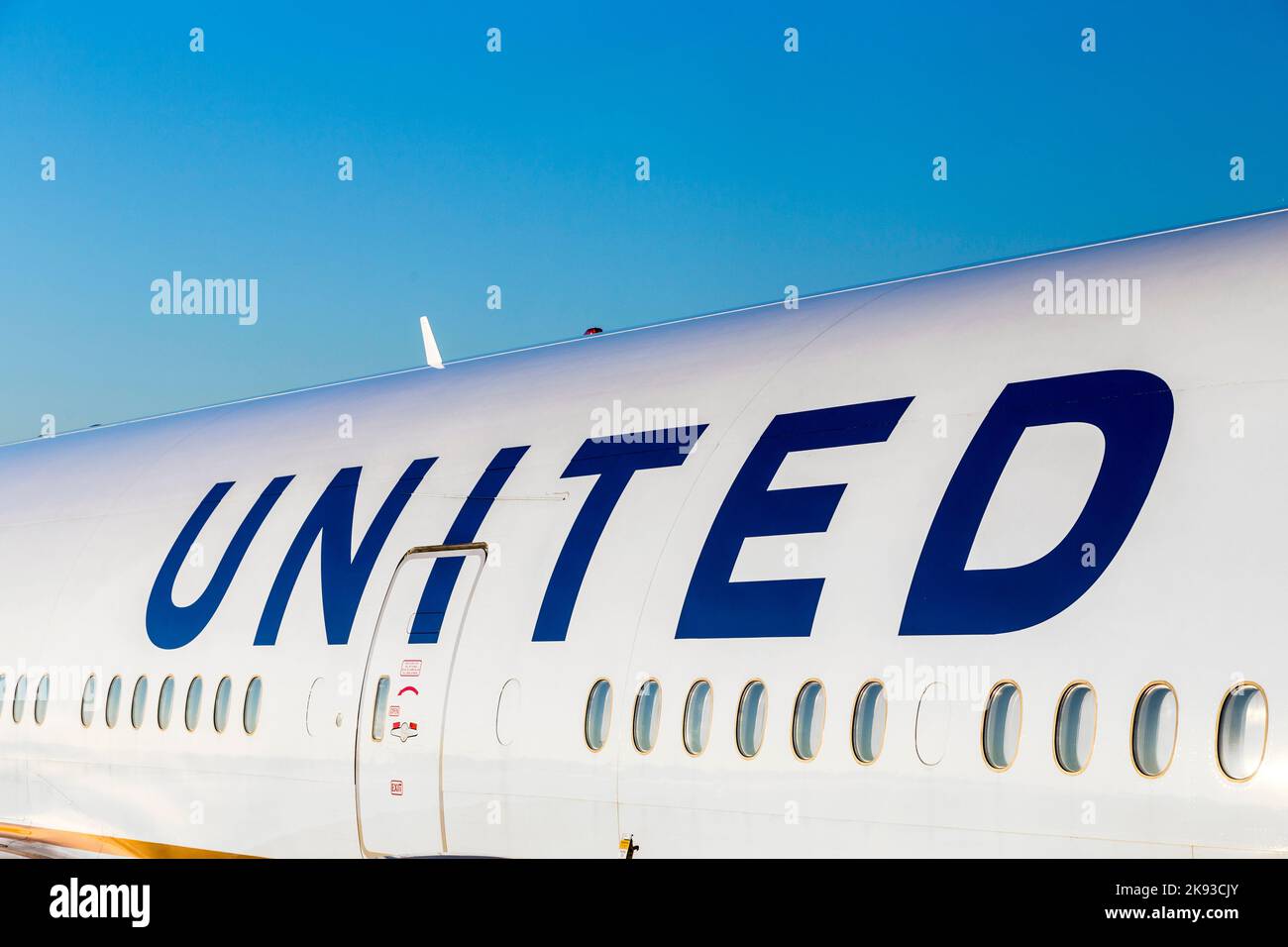 FRANCFORT, ALLEMAGNE - 17 JUILLET 2014 : logo United Airlines sur un avion à Francfort. United Airlines a son siège social à Chicago, Illinois. Banque D'Images