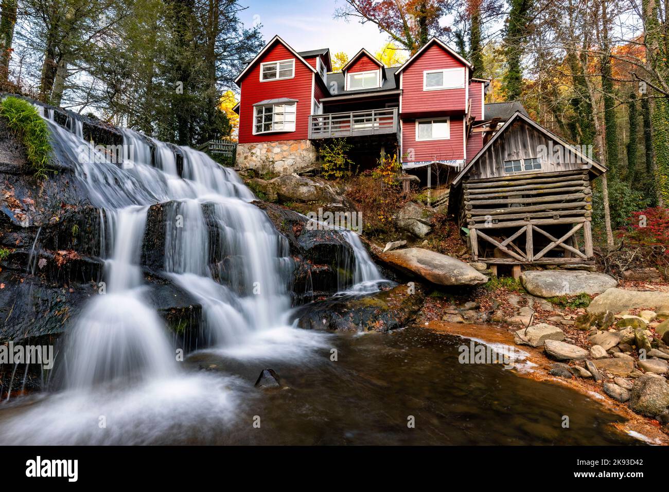 Mill Shoals ou Shoal Creek Falls - Living Waters, Balsam Grove, près de Brevard, Caroline du Nord, États-Unis Banque D'Images