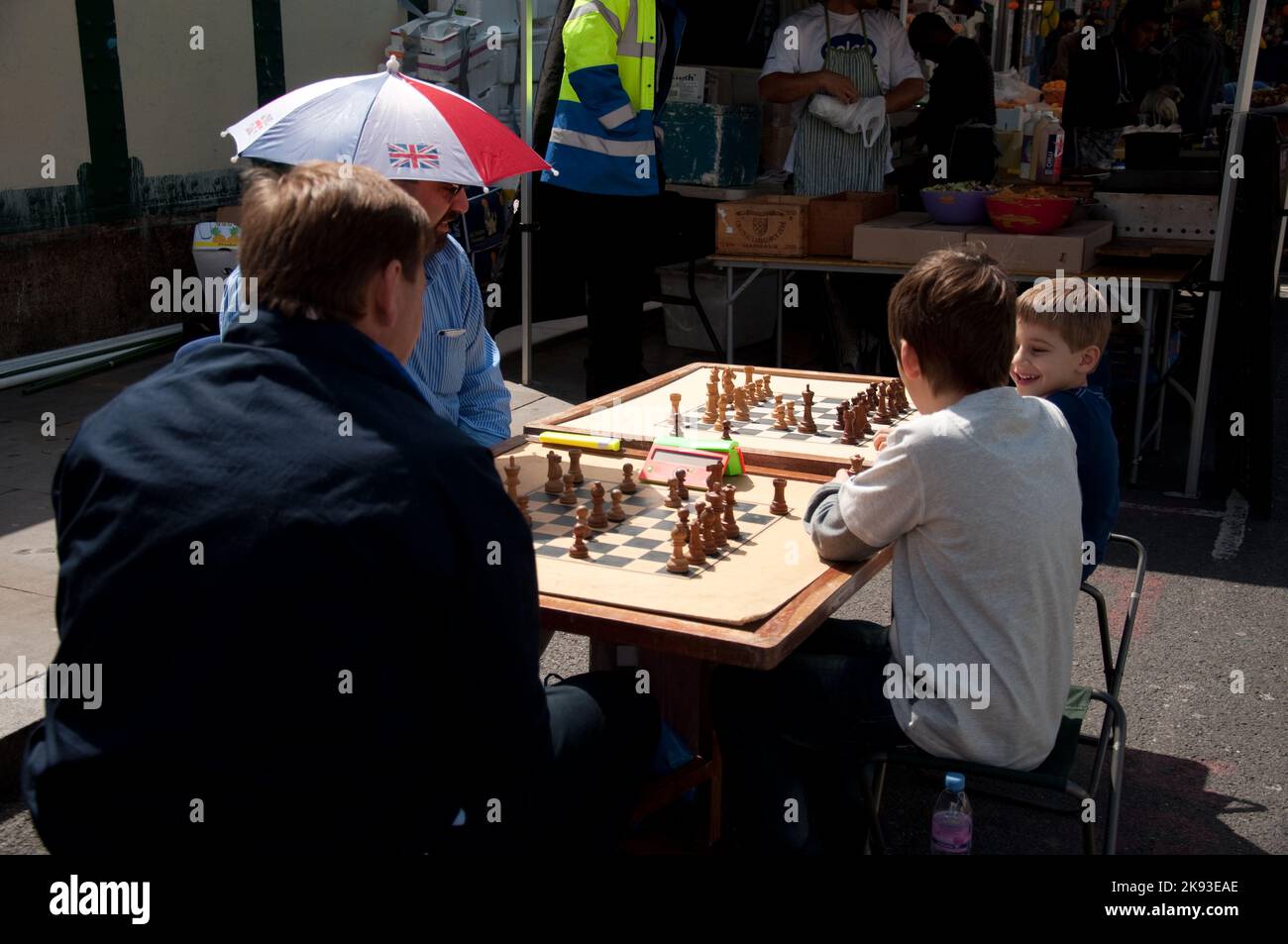 Jouer à Chess, Brick Lane, Tower Hamlets, Londres, Royaume-Uni Banque D'Images