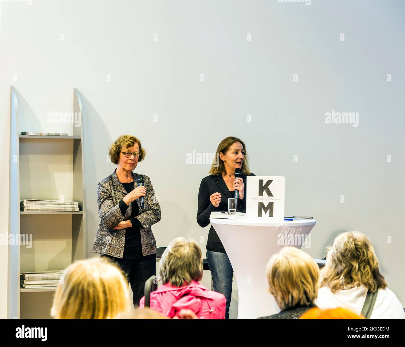 FRANCFORT, ALLEMAGNE - 12 octobre 2014 : journée publique à la foire internationale du livre de Francfort, entretien avec la photographe Barbara Klemm à Francfort, Allemagne. Banque D'Images