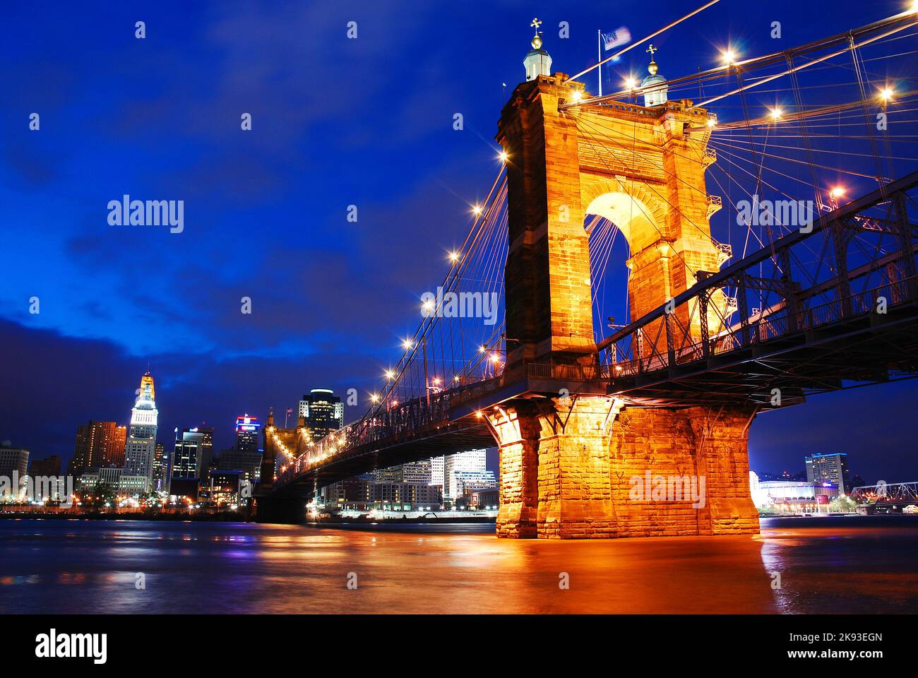 Le pont Roebling et la ligne d'horizon de Cincinnati sont illuminés au crépuscule et relient la ville au Kentucky de l'autre côté de la rivière Ohio Banque D'Images