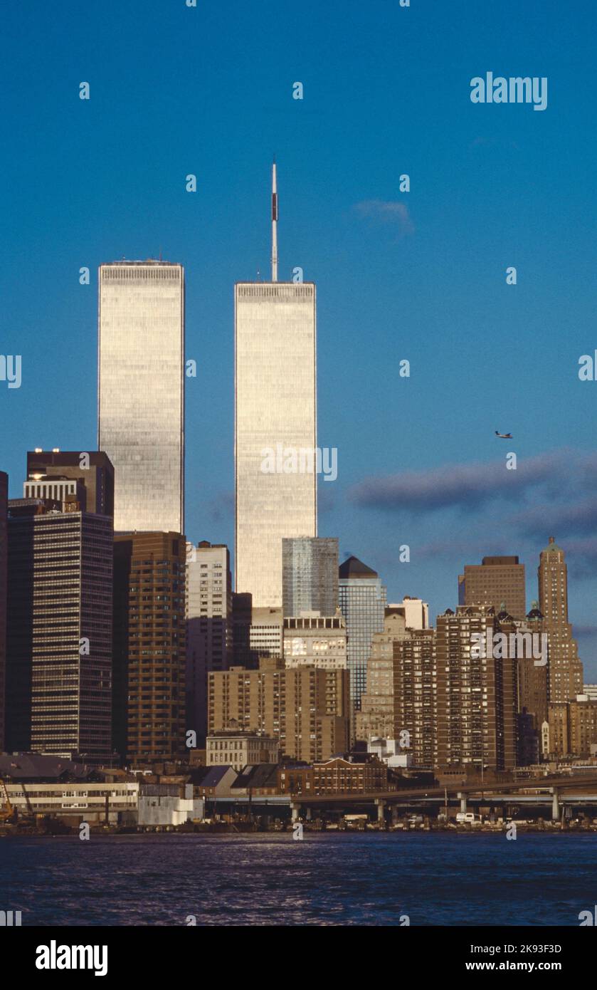 New York, Etats-Unis - 29 novembre 1996: Le mahattan inférieur et le World Trade Centre sur 1 octobre 1996 à New York, en Amérique. Le WTC a été détruit en 911 Banque D'Images