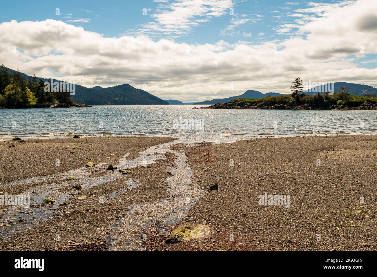 Une plage rocheuse de Fishing Bay à Eastsound, Orcas Island, État de Washington, États-Unis. Banque D'Images