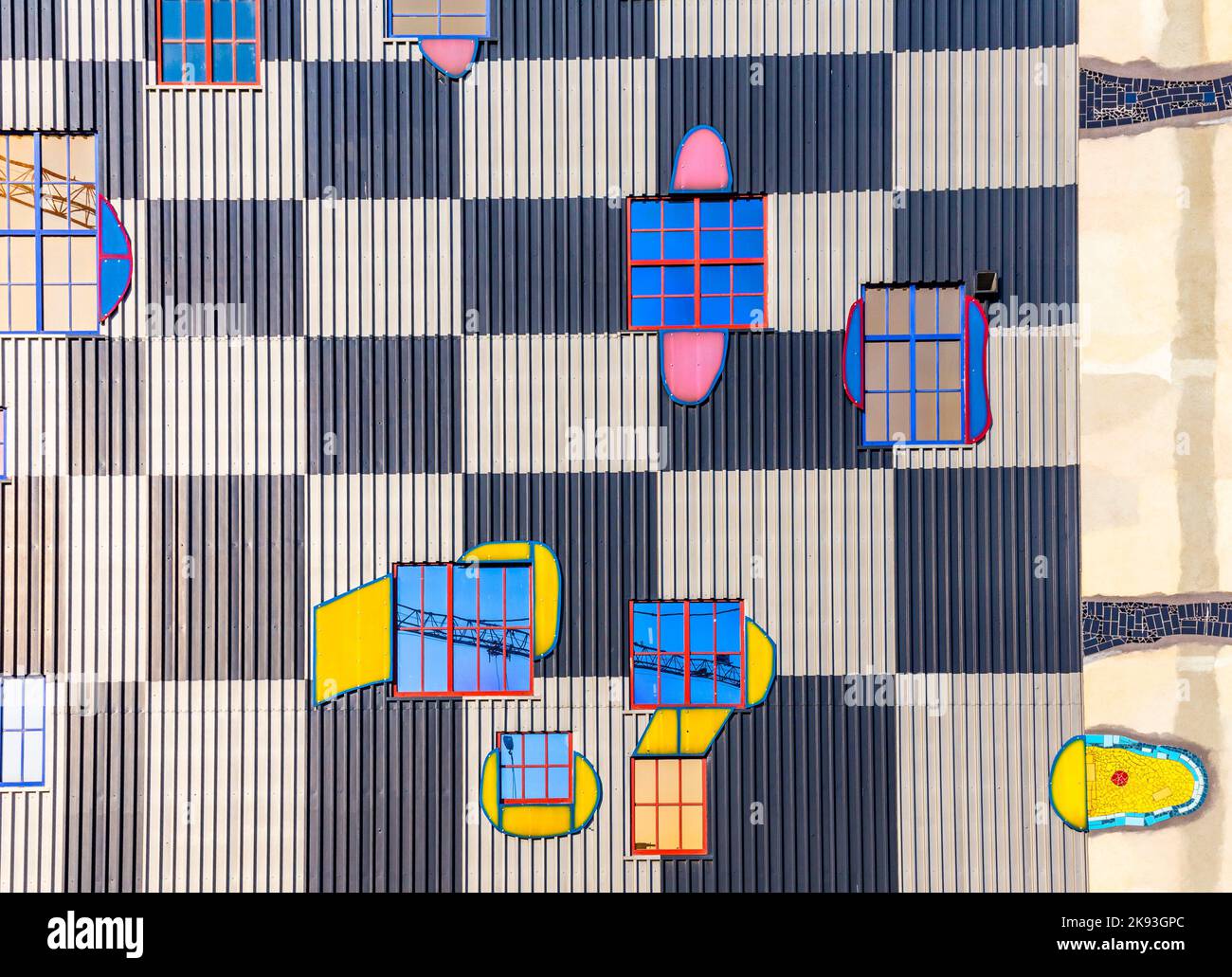 VIENNE, AUTRICHE - avril 24, 2015: L'usine de chauffage de District à Vienne, Autriche. Conçu par le célèbre artiste et architecte autrichien Friedensreich Hun Banque D'Images