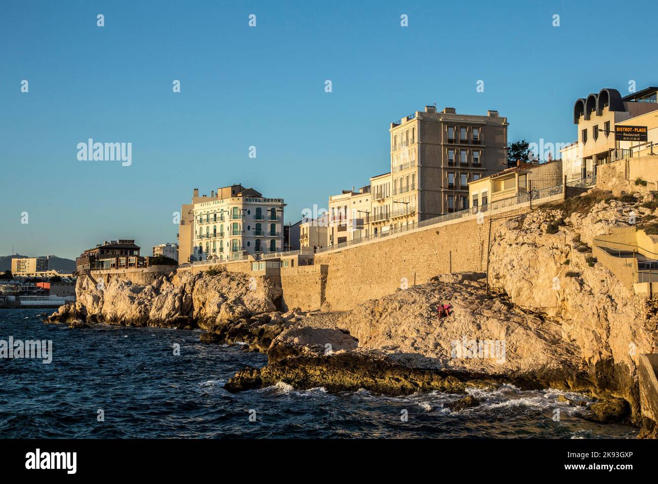 MARSEILLE, FRANCE - 9 JUILLET 2015 : les gens profitent du coucher du soleil à la Corniche Kennedy à Marseille, France. La Corniche est un lieu de tourisme célèbre et vieux de lui Banque D'Images