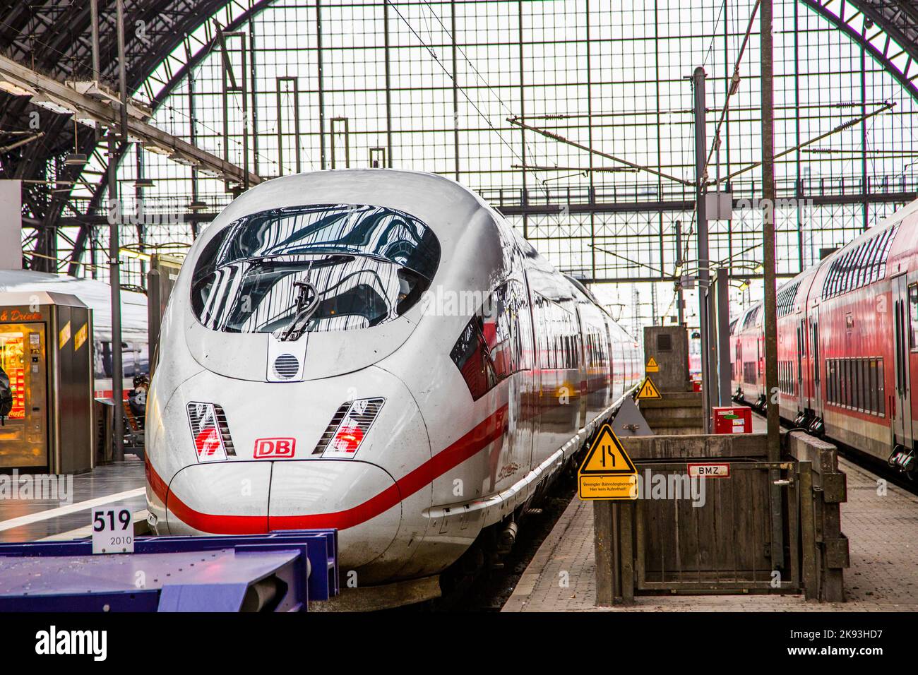 FRANCFORT, ALLEMAGNE - 25 NOVEMBRE 2015 : train interCity Express (ICE) de la Deutsche Bahn (DB) à la gare centrale de Francfort, en Allemagne. TH Banque D'Images