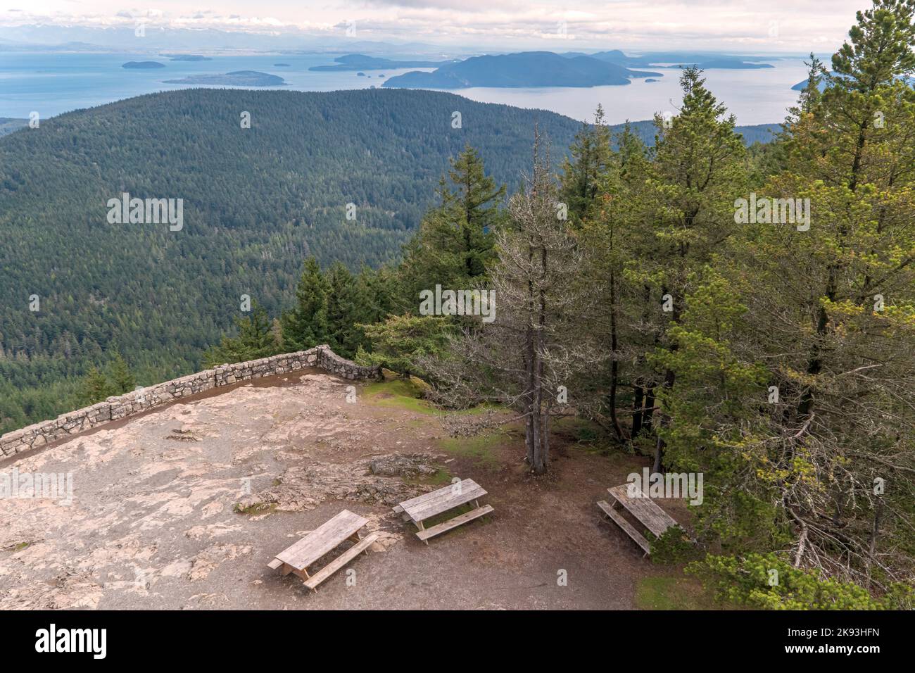 Une vue de quelques-unes des îles de San Juan depuis la tour d'observation au sommet du mont Constitution sur l'île d'Orcas, Washington, États-Unis, avec des bancs de pique-nique dans le for Banque D'Images