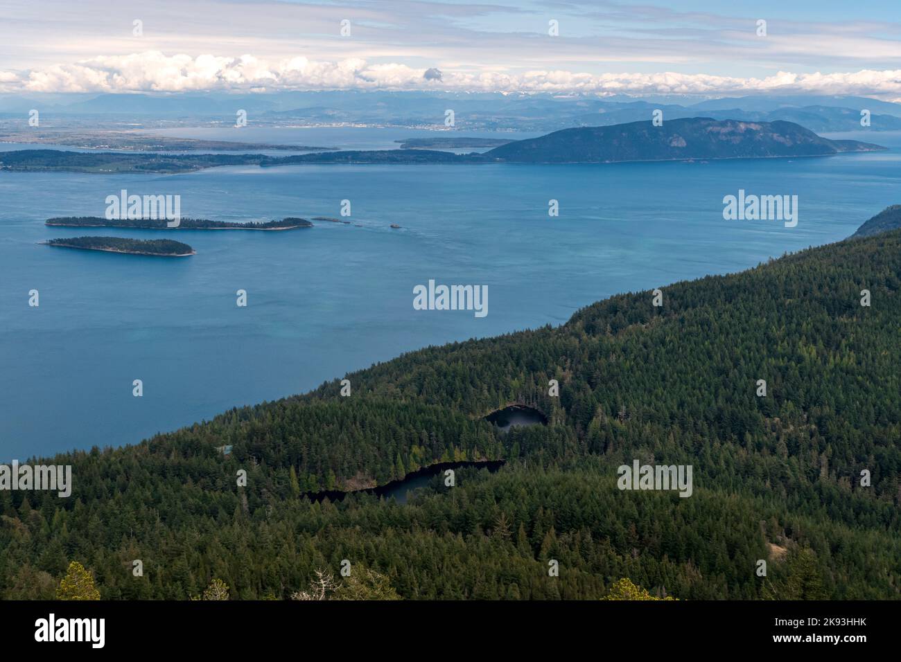 Une vue de quelques-unes des îles de San Juan depuis la tour d'observation au sommet du mont Constitution sur l'île d'Orcas, Washington, États-Unis. Banque D'Images