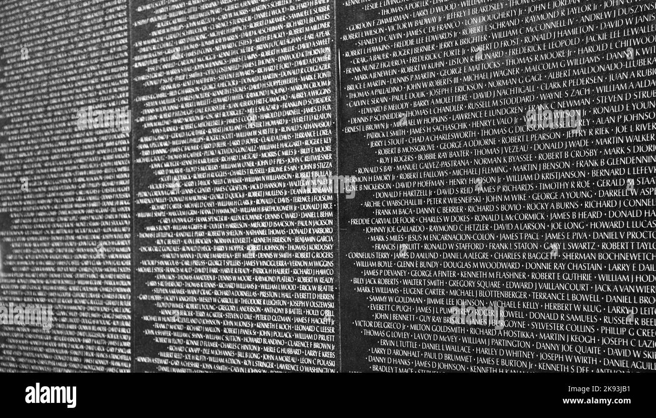WASH DC -JUILLET 14: Noms des victimes de guerre du Vietnam sur le mémorial des anciens combattants de guerre du Vietnam sur 14 juillet, 2010 à Washington DC, Etats-Unis. Noms par ordre chronologique Banque D'Images