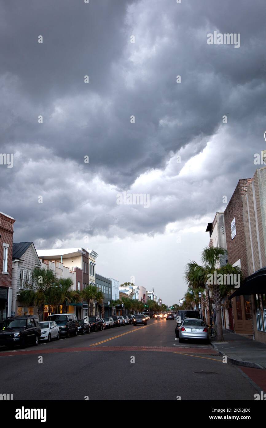 CHARLESTON, Etats-Unis - JUILLET 22: Nuages sombres et forte pluie avec lumière néon dans l'après-midi est assombrissant le ciel sur 22 juillet 2010 à Charleston, Etats-Unis. Dans Ta Banque D'Images