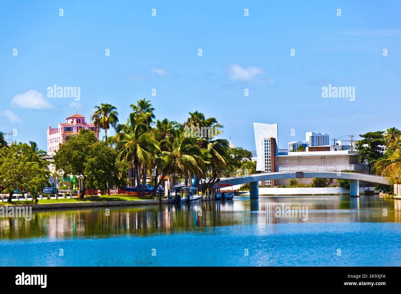 MIAMI, Etats-Unis - JUL 27 : nouveaux appartements au canal sur 27 juillet, 2010 à Miami Sud, Etats-Unis. Pine Tree Drive est considéré comme le quartier de choix pour le luxe Banque D'Images