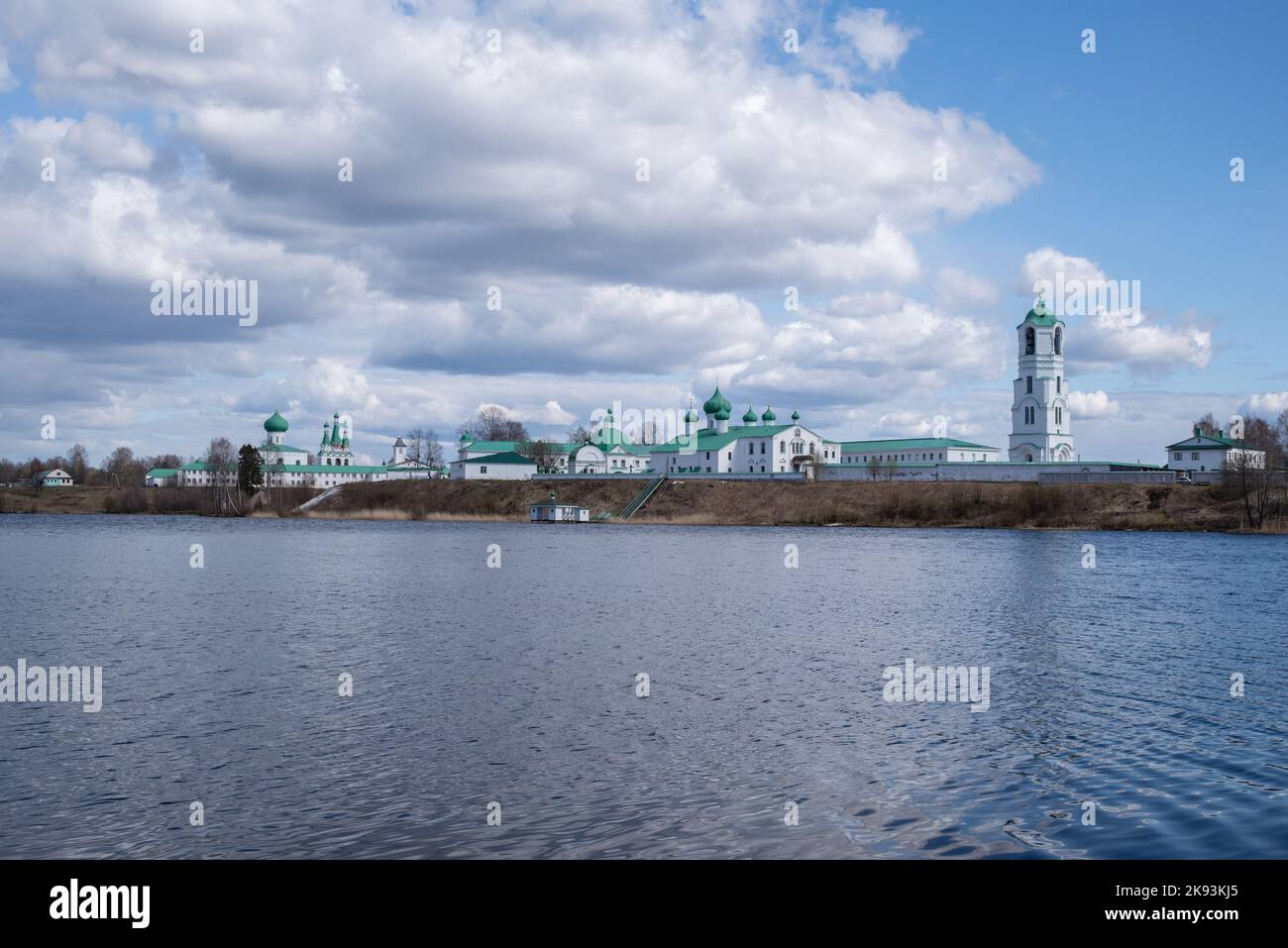 Vue sur le lac Roshchinsky et le monastère Trinity Alexander-Svirsky. Village Staraya Sloboda, région de Leningrad, Russie Banque D'Images