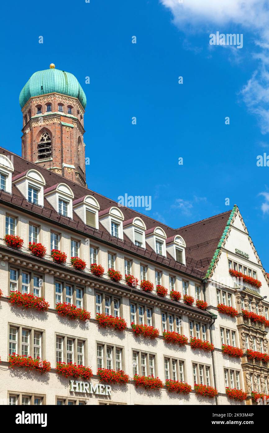 Munich, Allemagne - 9 juillet 2011: Vue extérieure de Hirmer, la plus grande maison de mode pour hommes au monde, avec décoration à Munich, Allemagne. Banque D'Images