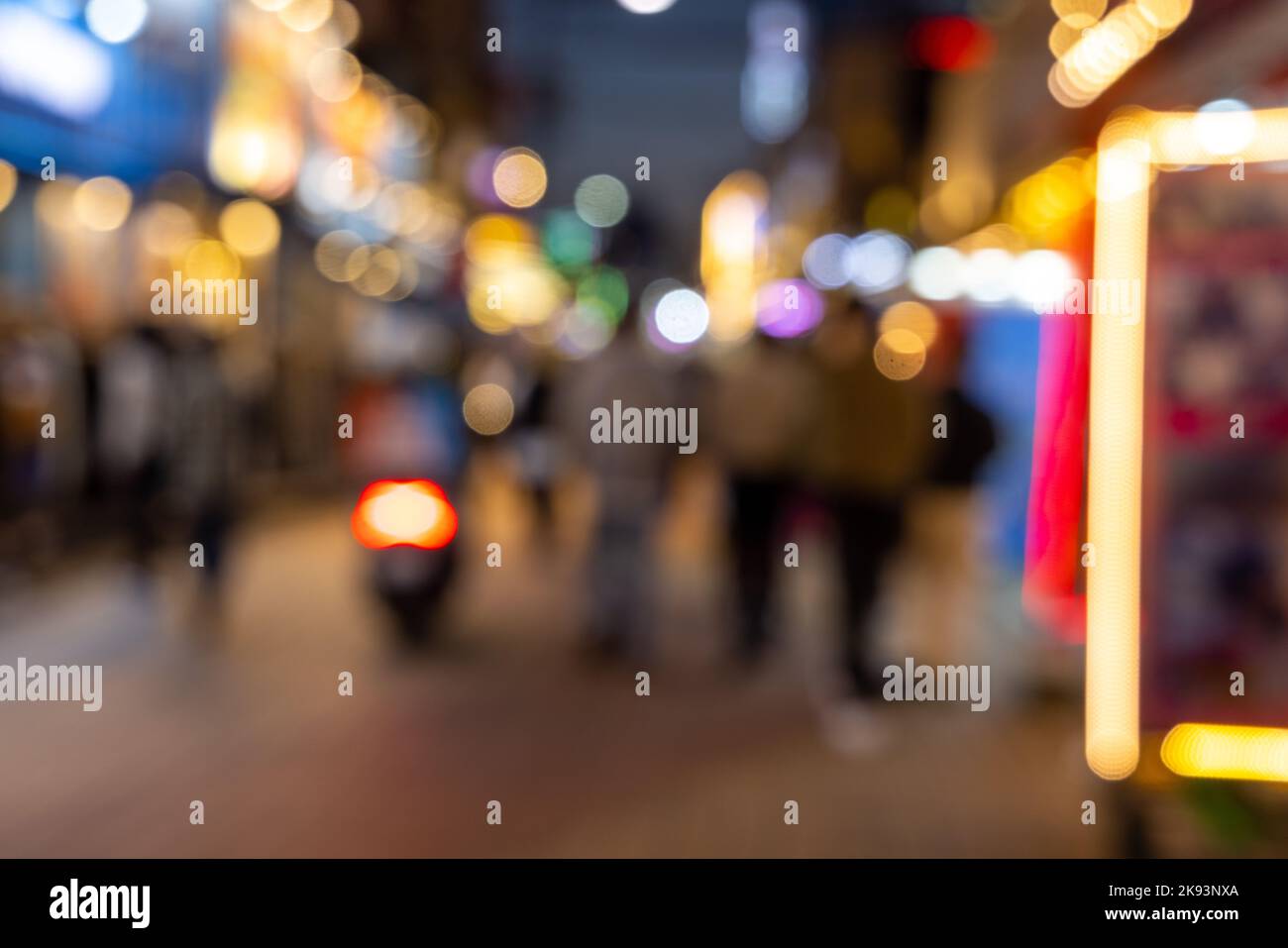 Vue floue sur la rue de Séoul avec des bâtiments modernes, des trottoirs et des personnes élégantes marchant. Peut être utilisé comme arrière-plan. De l'image focalisée du capital de ainsi Banque D'Images