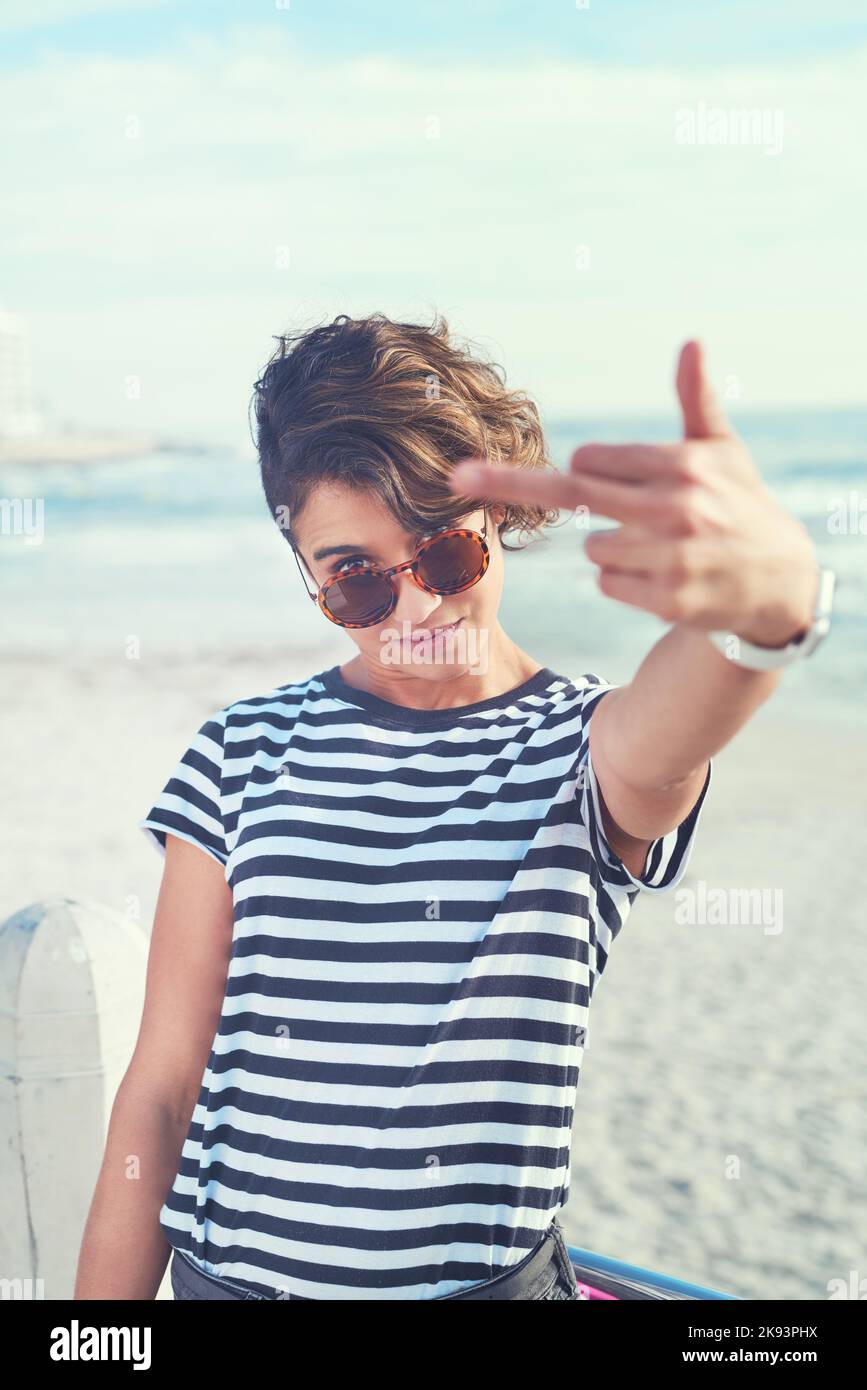 Chaud et dérangé. Une jeune femme montrant le majeur. Banque D'Images