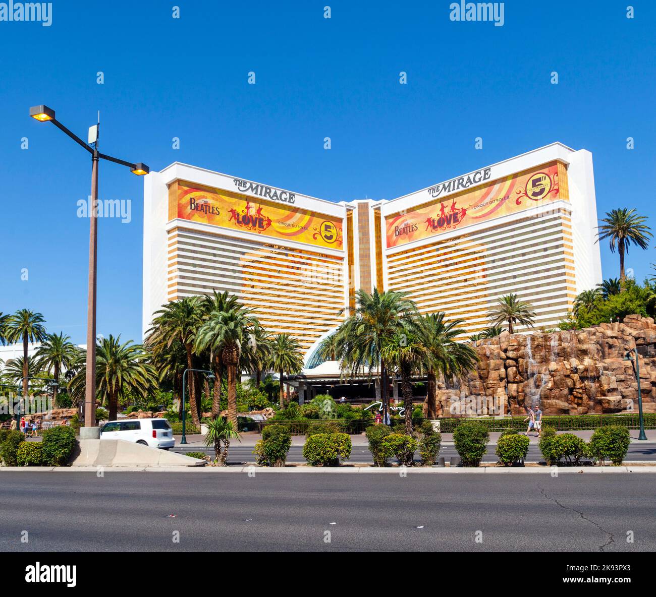 LAS VEGAS - 15 JUIN : les joueurs se promènent devant le Mirage Hotel and Casino sur le Strip le 15,2012 JUIN à Las Vegas, Nevada. L'hôtel était ouvert en novembre Banque D'Images