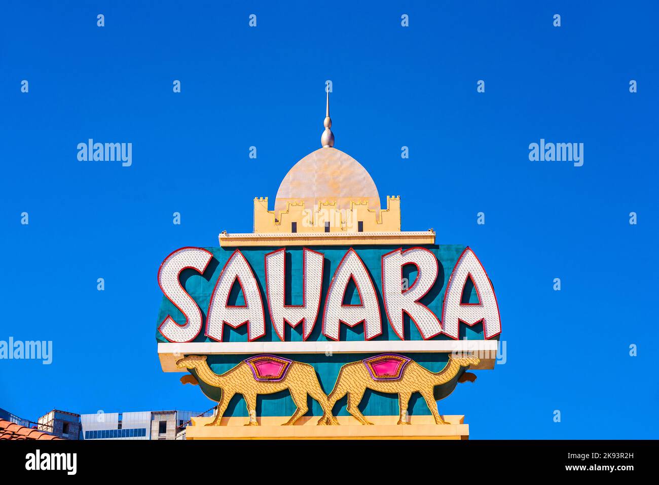 LAS VEGAS - 15 JUIN : panneau Sahara Neon sur le côté de l'hôtel qui a fermé depuis le 15 juin, 2012 à Las Vegas, Nevada. Banque D'Images