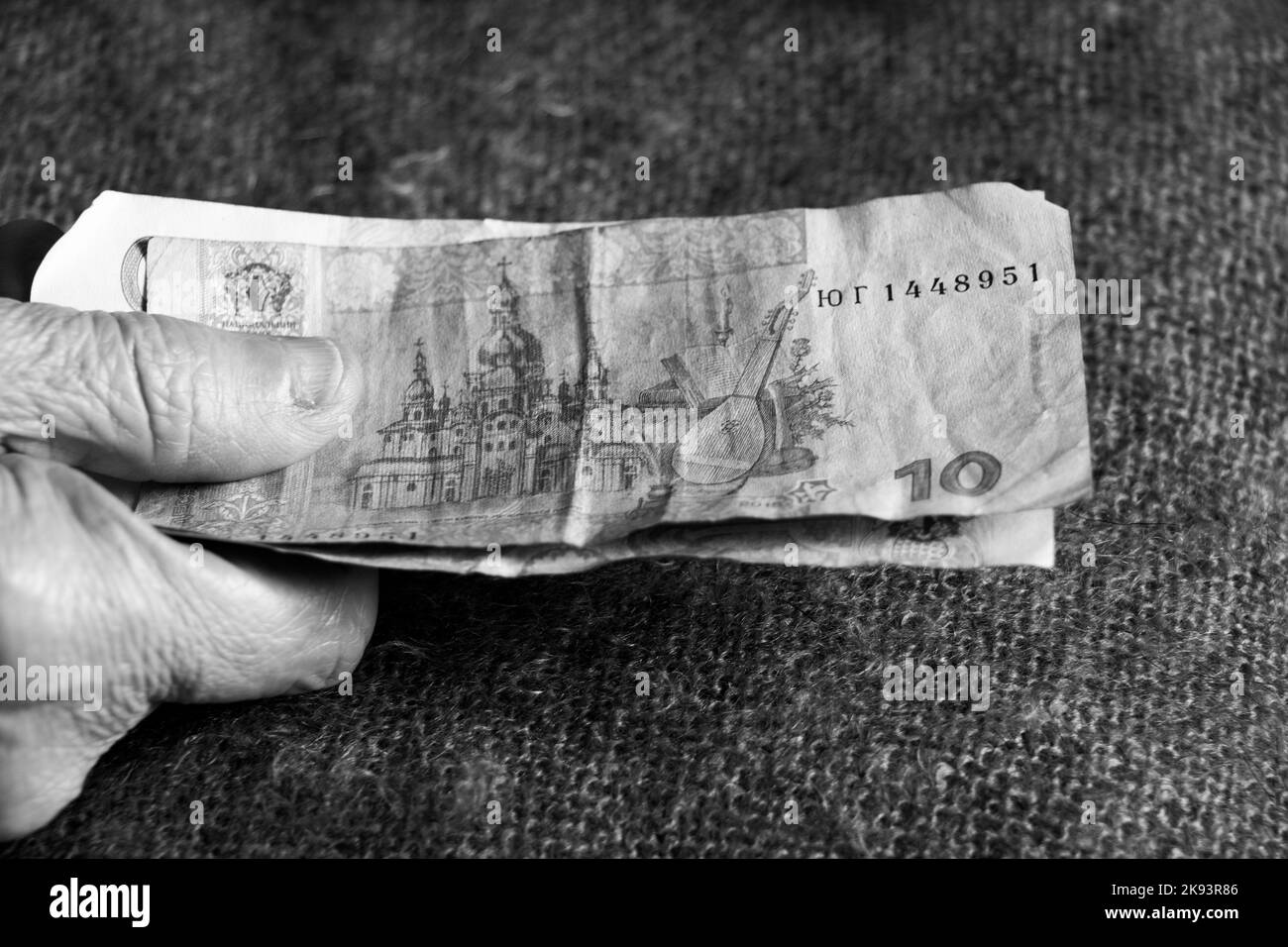 Ukrainien dix et cinquante hryvnias entre les mains d'une vieille femme, de l'argent entre ses mains Banque D'Images