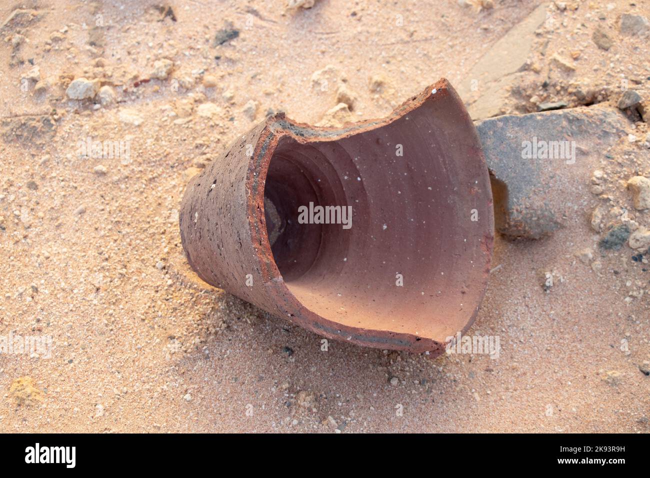 vase en argile cassé se trouve sur le sable Banque D'Images