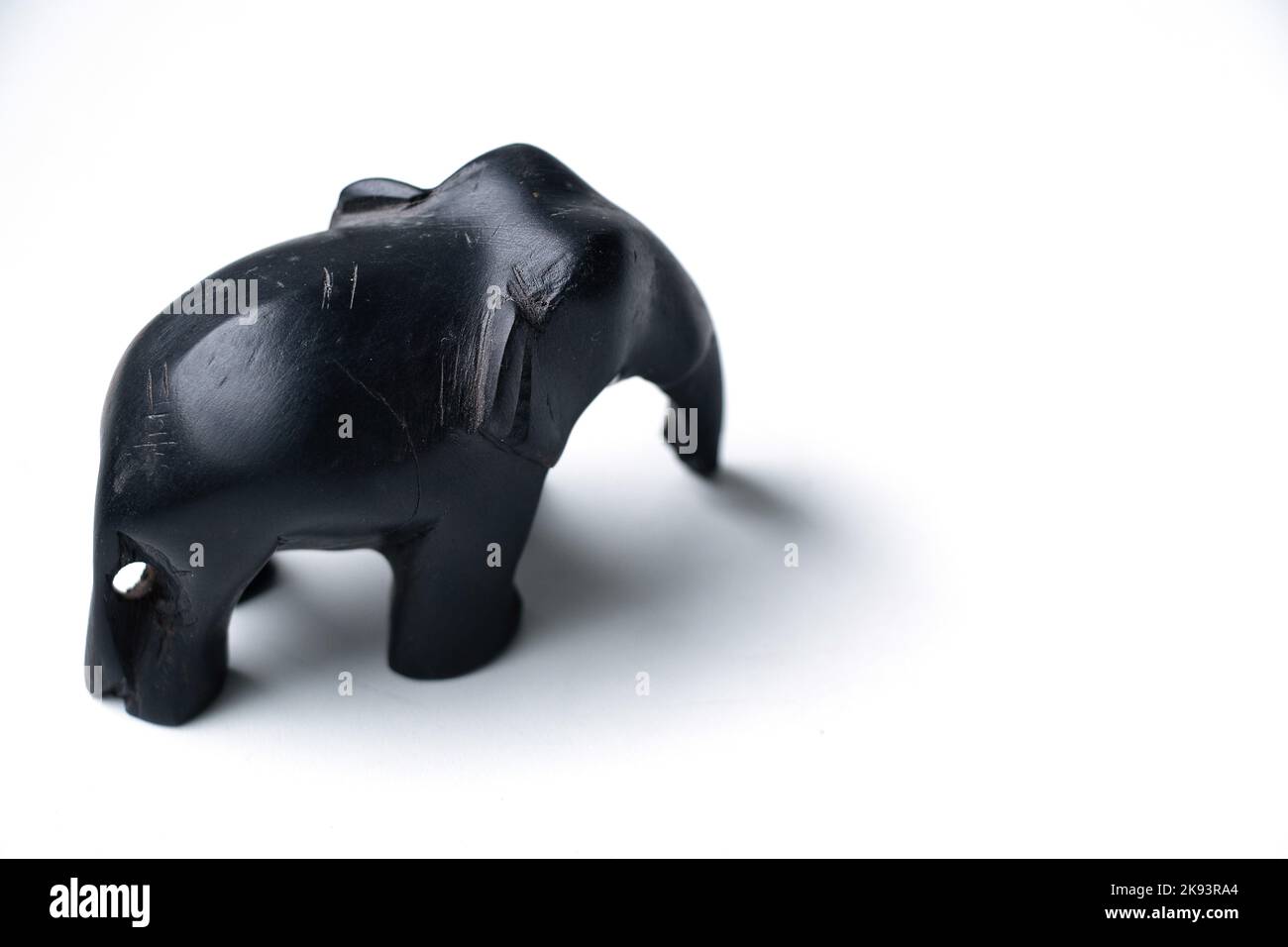 figurine d'éléphant en pierre faite à la main sur un blanc isolé Banque D'Images