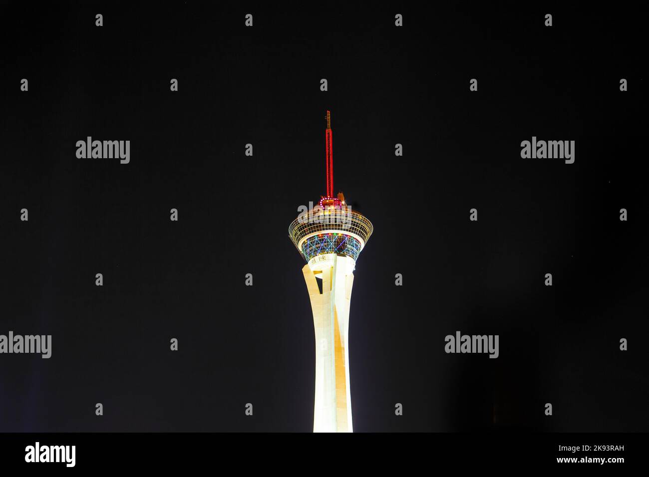 LAS VEGAS - 15 juin : les lumières nocturnes du casino Sahara et de la tour Stratosphere invitent les vacanciers à jouer au casino et à tenter leur chance sur 15 juin 2012. Banque D'Images