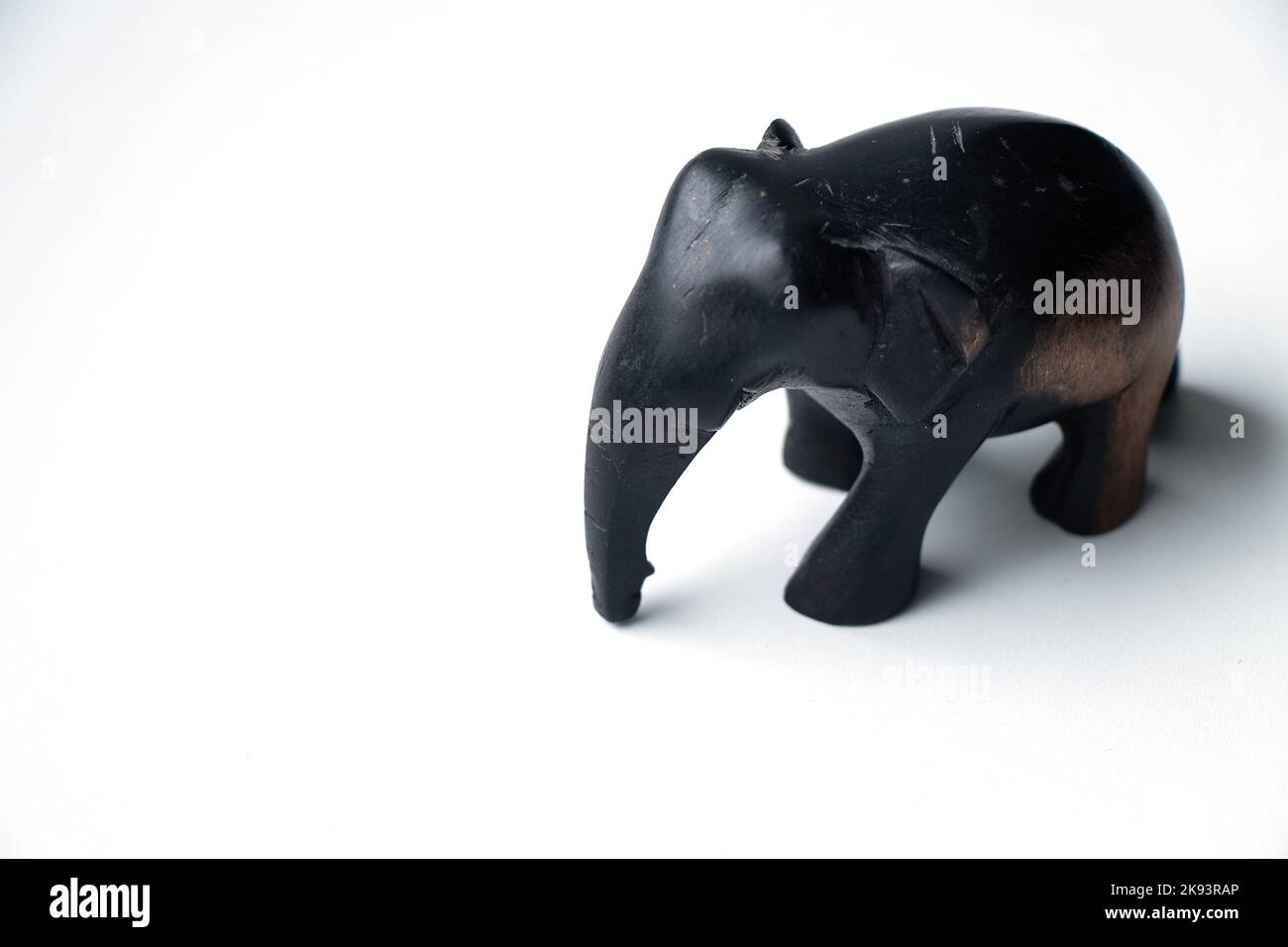 figurine d'éléphant en pierre faite à la main sur un blanc isolé Banque D'Images