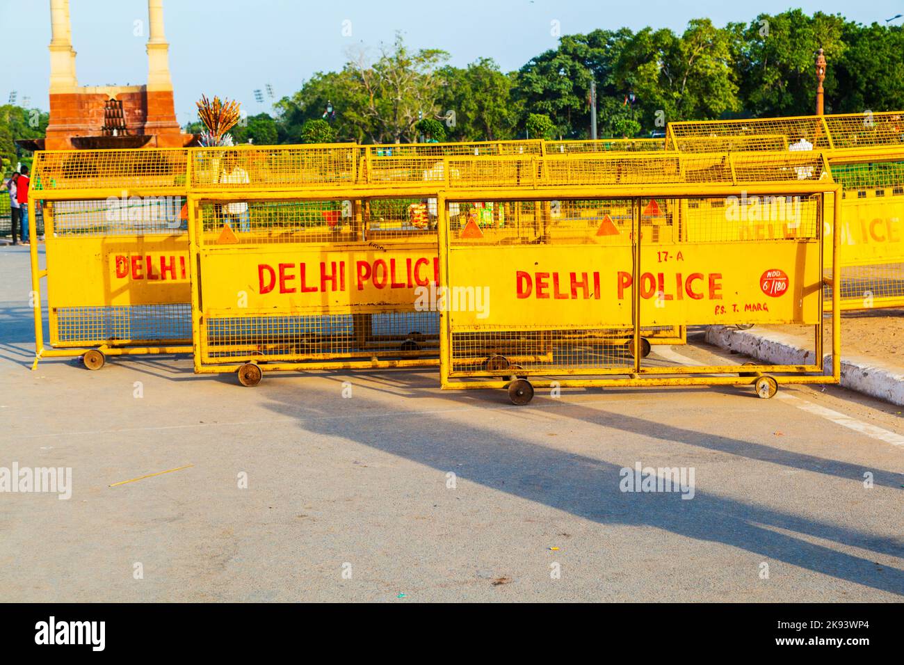 NEW DELHI - 16 octobre : barrières de circulation à la porte de l'inde prêtes à être utilisées rapidement par la police de delhi sur 16 octobre 2012 à Delhi, Inde. Banque D'Images