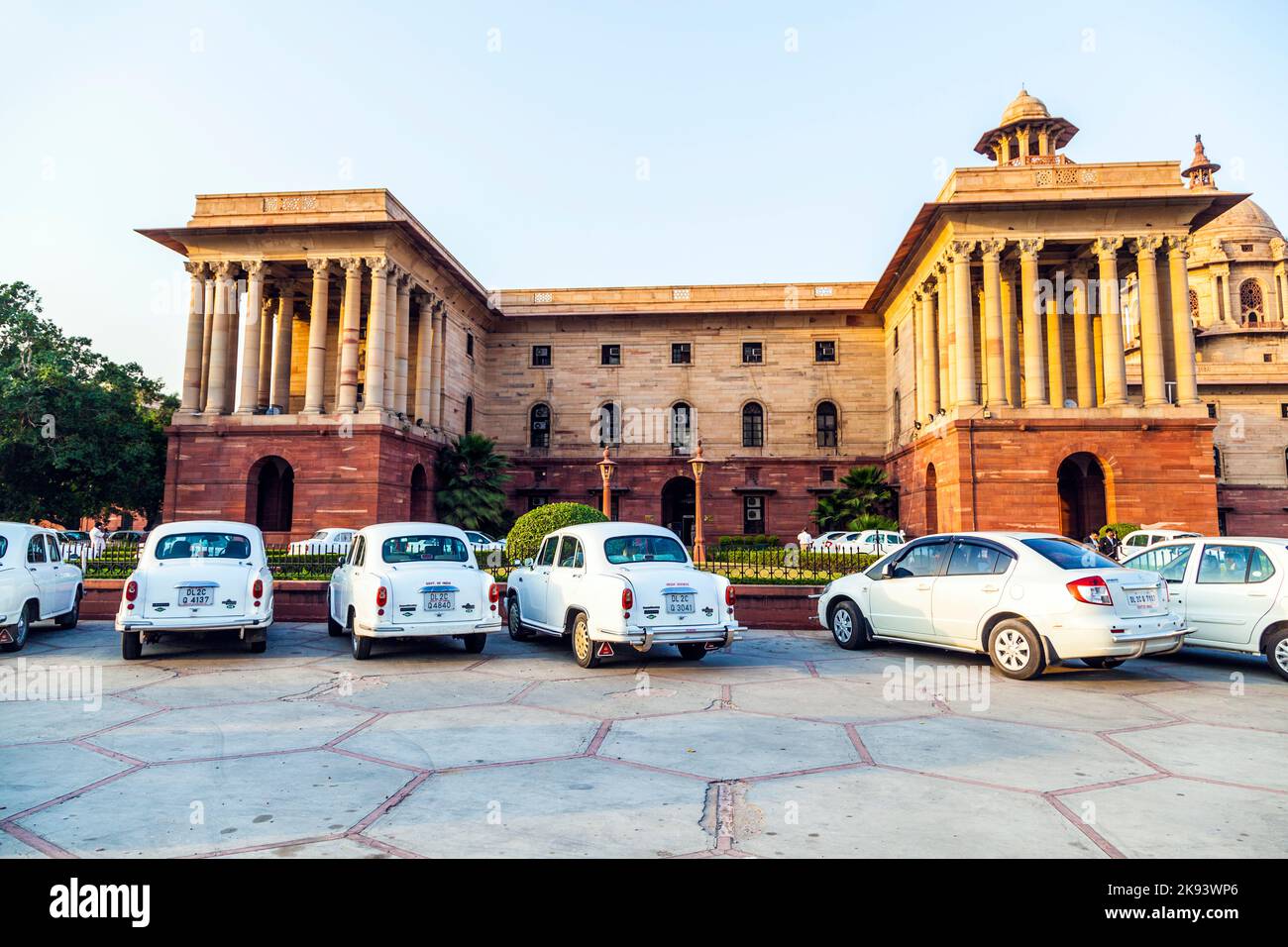 DELHI, INDE - OCTOBRE 16 : voitures officielles de l'ambassadeur de l'Hindustan garées à l'extérieur de l'édifice du Nord, bâtiment du Secrétariat, à 16 octobre 2012, à Delhi, Inde. T Banque D'Images