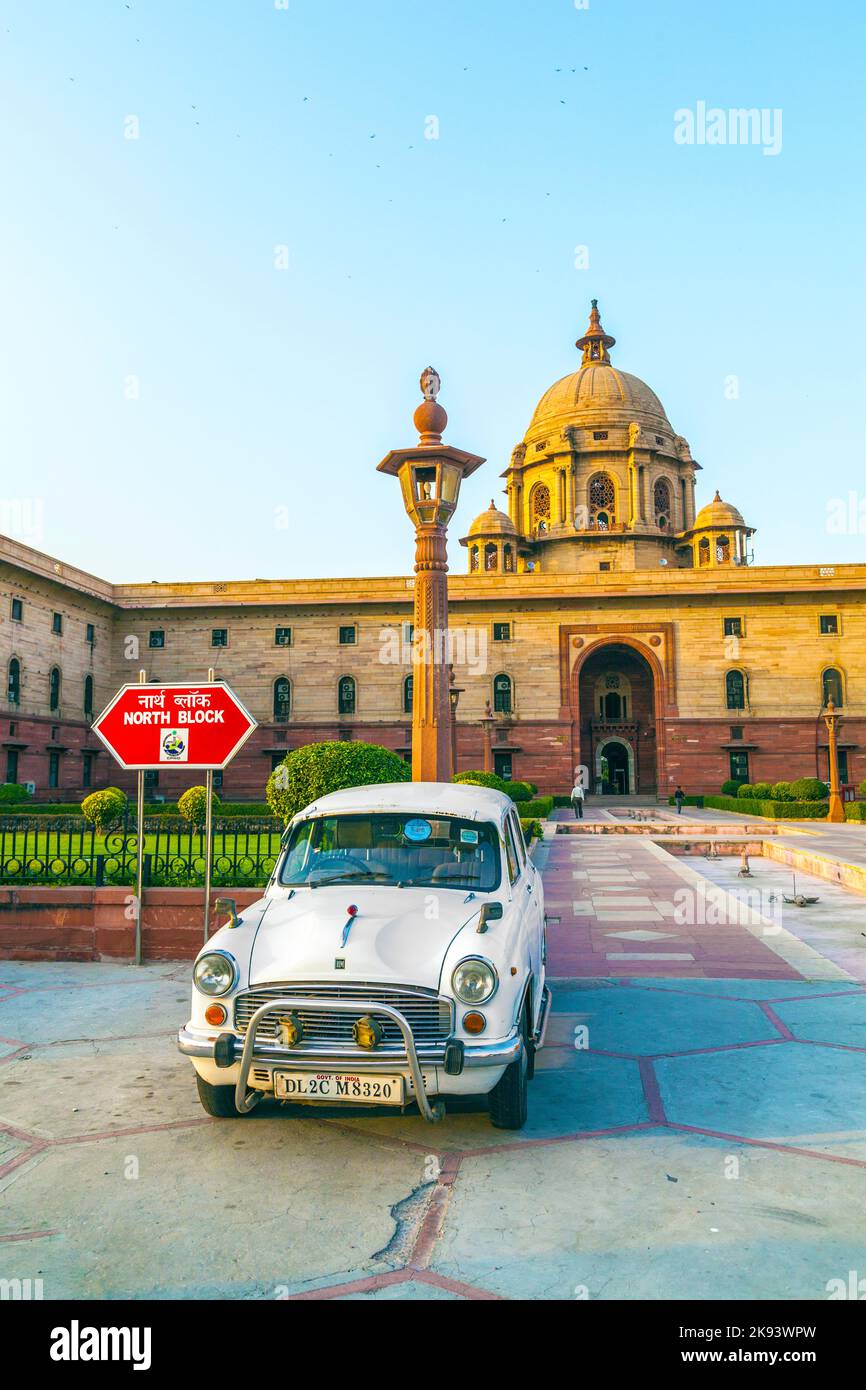 DELHI, INDE - OCTOBRE 16 : voitures officielles de l'ambassadeur de l'Hindustan garées à l'extérieur de l'édifice du Nord, bâtiment du Secrétariat, à 16 octobre 2012, à Delhi, Inde. T Banque D'Images