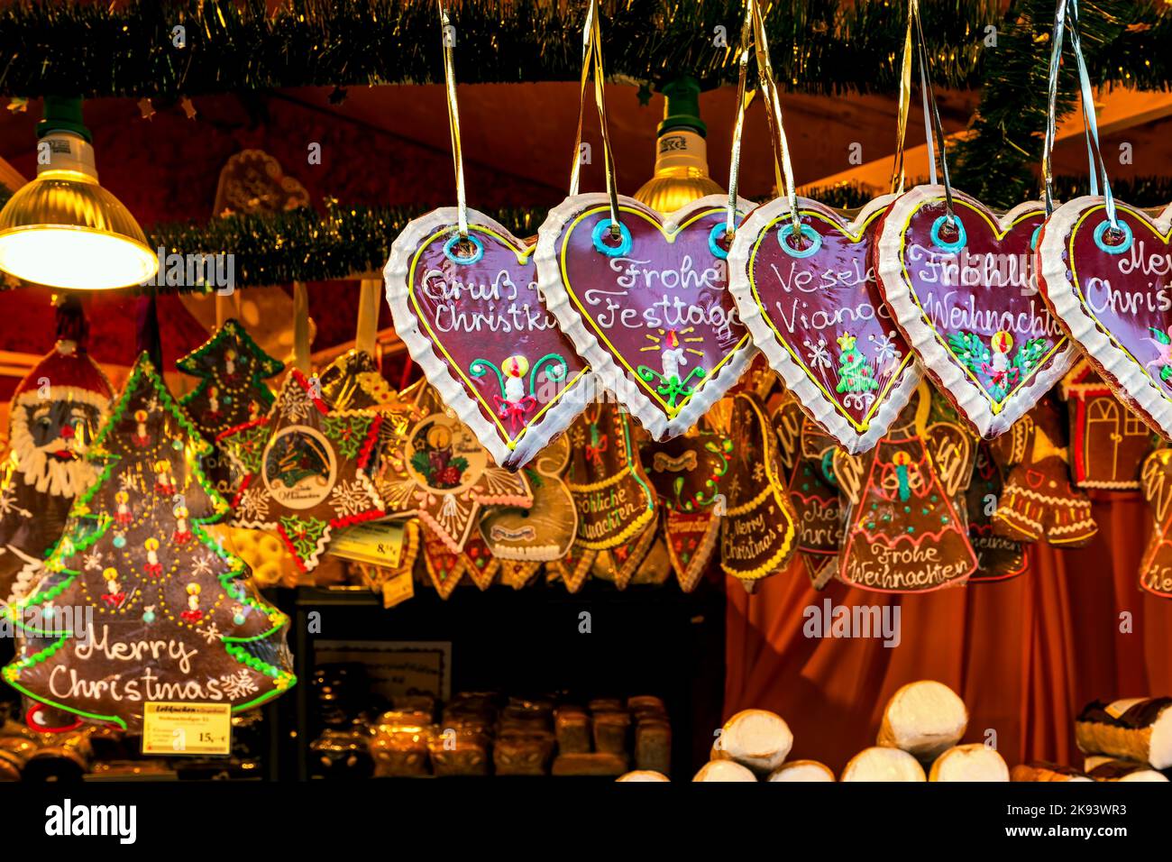 Biscuits traditionnels en forme de coeur au pain d'épice en vente sur le célèbre marché de Noël à Vienne, en Autriche. Banque D'Images