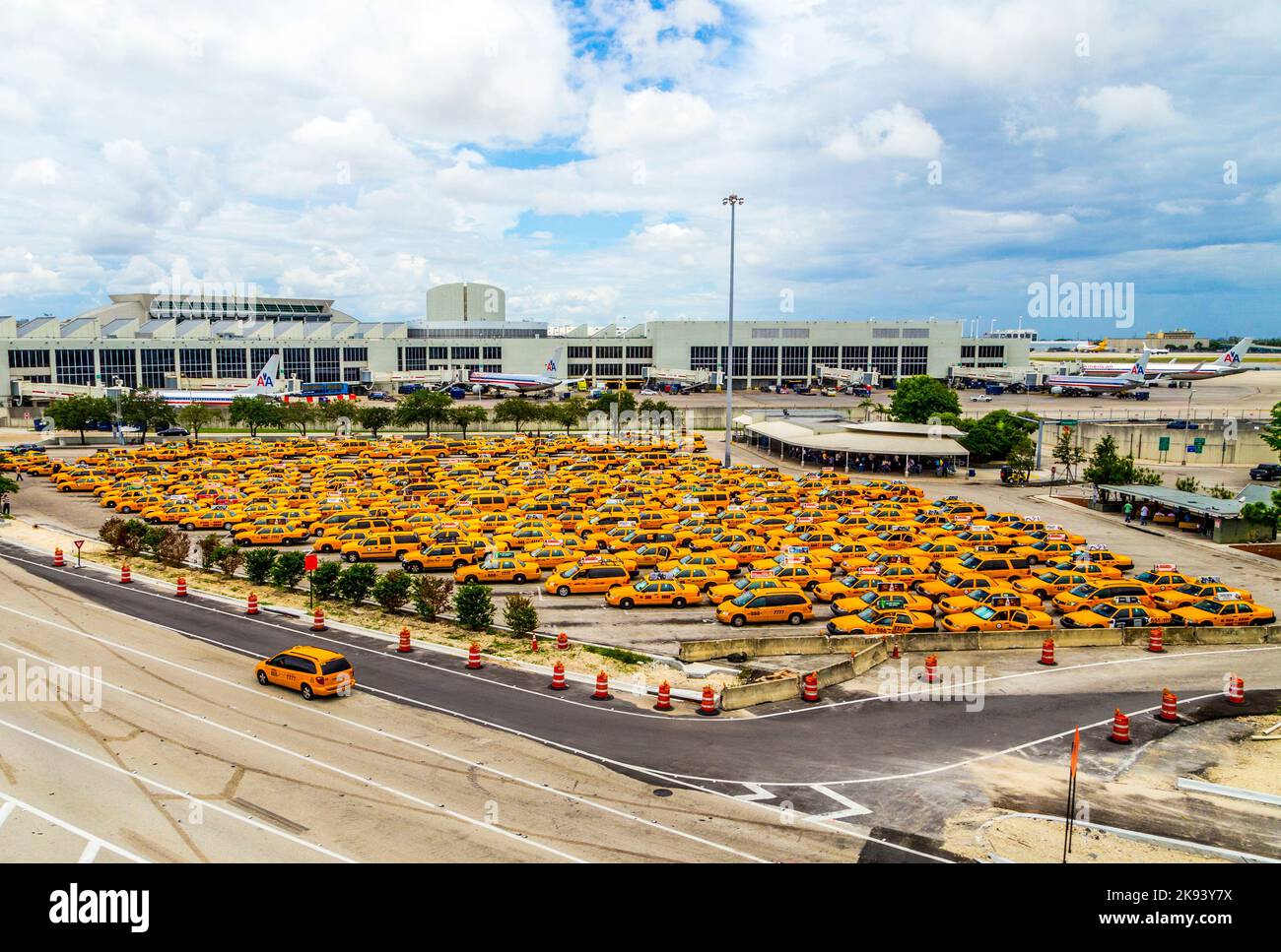 MIAMI, États-Unis - AOÛT 7 : aéroport international de Miami sur 7 août 2013 à Miami, États-Unis. De nombreux taxis attendent les passagers. Ils ont besoin d'une licence spéciale pour ser Banque D'Images