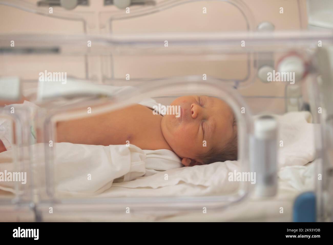 Néonatologie. Un nouveau-né dans un incubateur spécial pour les bébés dans un hôpital. Banque D'Images