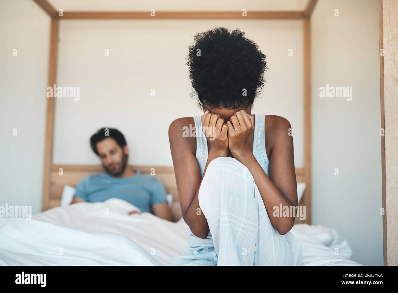 Je ne peux pas croire qu'il vient du dire : une jeune femme méconnaissable pleure d'un argument avec son mari dans sa chambre. Banque D'Images