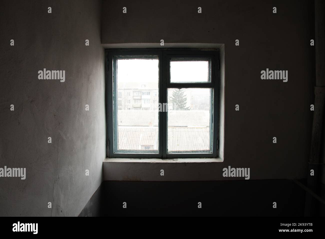 Fenêtre dans un bâtiment de plusieurs étages en Ukraine à l'entrée dans la sombre, lumière dans la fenêtre Banque D'Images