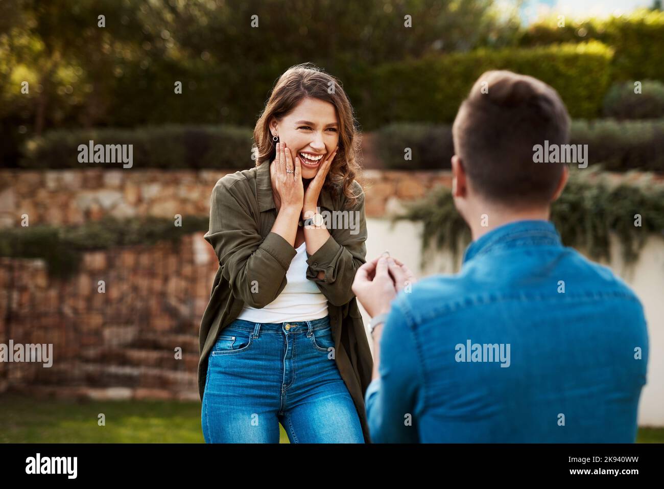 Je veux que nous prenons l'étape suivante: Un jeune homme qui propose à sa petite amie. Banque D'Images