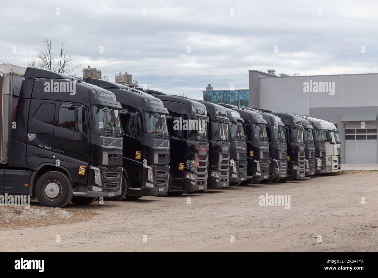 Grodno, Bélarus - 18 avril 2022: Rangée de plusieurs camions de compagnie garés à un parking de nuit pour camions en raison des sanctions qui ne permettent pas la Biélorussie Banque D'Images Grodno, Bélarus - 18 avril 2022: Rangée de plusieurs camions de compagnie garés à un parking de nuit pour camions en raison des sanctions qui ne permettent pas la Biélorussie Banque D'Images